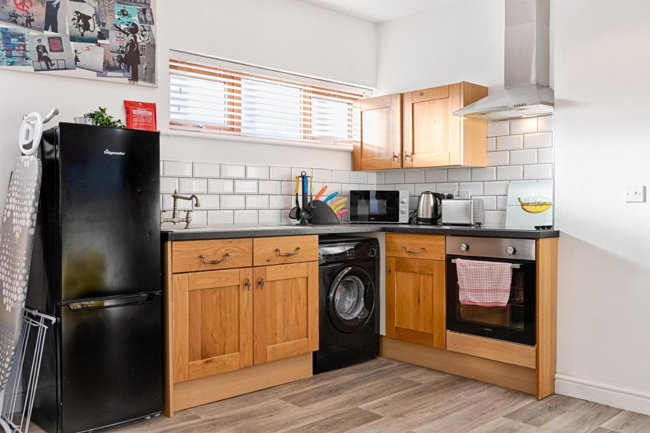 En-Suite, Parking, Fully Equipped Kitchen! Swansea Bagian luar foto